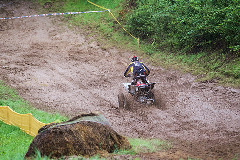 Pro_Sitzler_jagd_Feld_hinterher